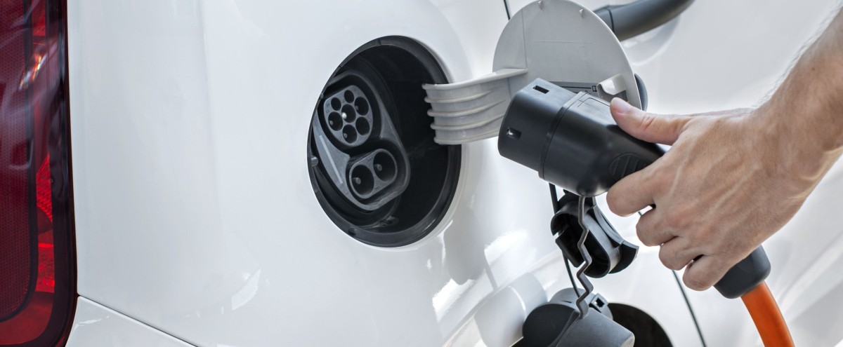 coches-electricos-pequenos-cargando