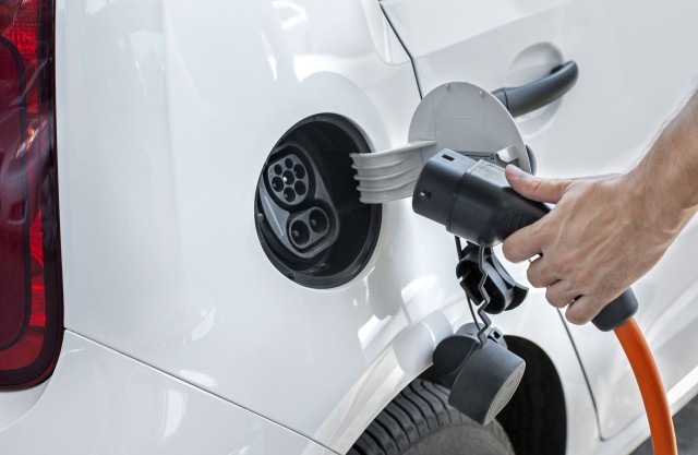 coches-electricos-pequenos-cargando