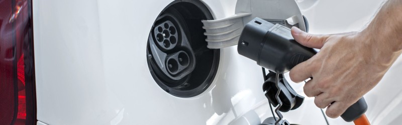 coches-electricos-pequenos-cargando